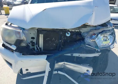 2015 Toyota Tacoma Base V6 z USA, uszkodzony, nr VIN 5TFUU4EN0FX136369